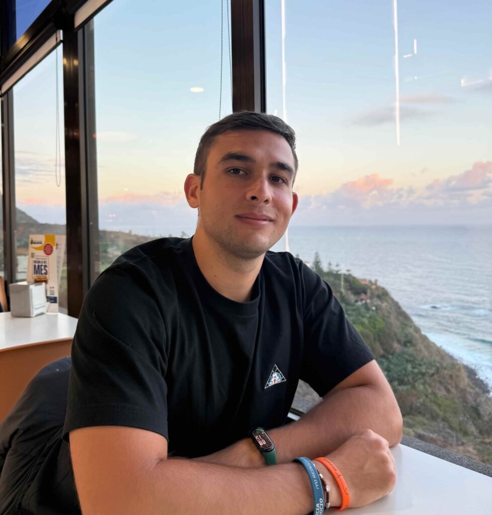 Marcos Aldana en-un-restaurante