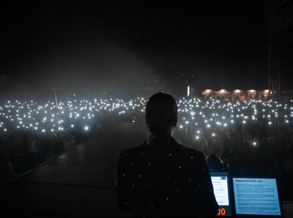 Ana Ivars frente al publico a oscuras