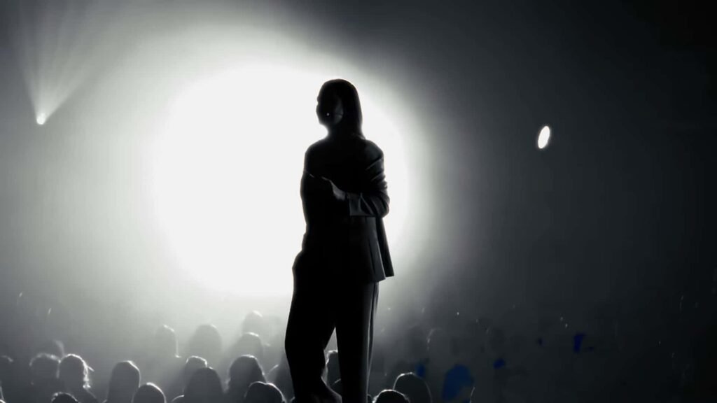 Ana Ivarss fondo negro